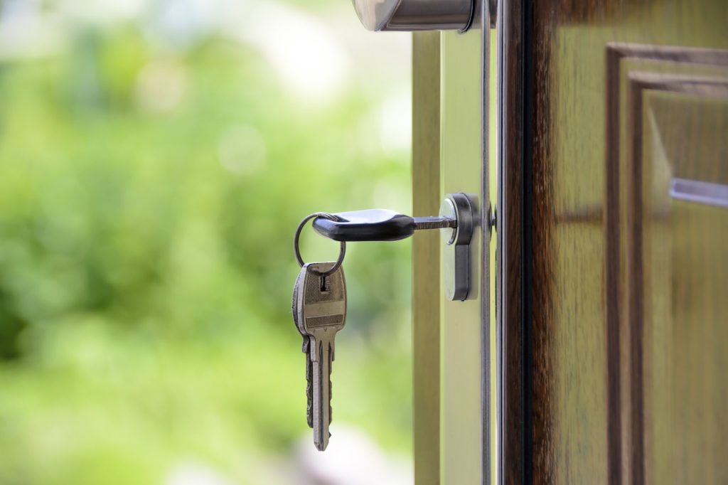 Serrure de porte avec une clef