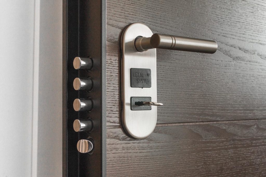 Serrure de porte complexe